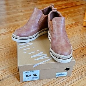 Bohme sneaker wedge size 8.5